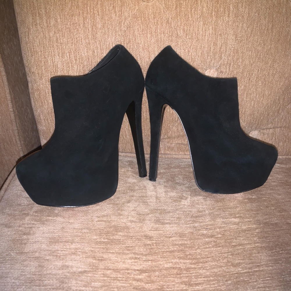 Steve Madden Black Suede Booties, s 6. FALL MUST!